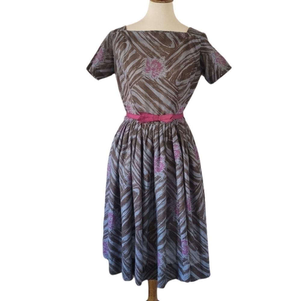 Vintage‎ 1940's Gray Brown and Raspberry Floral Fit and Flare Dress - Picture 2 of 6